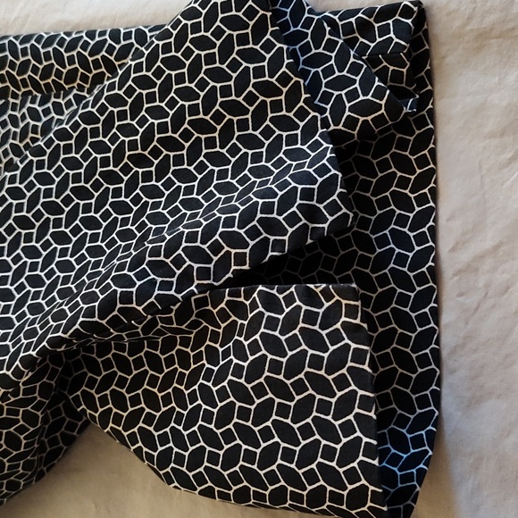 Talbot's Capri Pants Size 18P Zip Front Classic Black & White Geometric Print - Picture 11 of 12